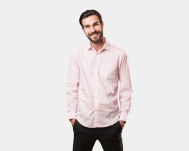 Genç yakışıklı adam büyük bir gülümseme ile neşeli