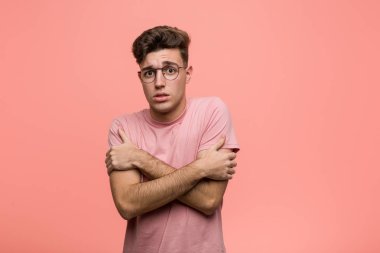 Düşük sıcaklık veya hastalık nedeniyle soğuyan genç soslu beyaz adam.