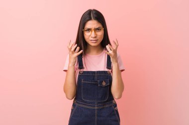 Genç güzel Arap kadın giyen bir kot salopet üzgün çığlık ile gergin eller.