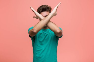 Genç serin kafkas adam iki kol çapraz tutmak, inkar kavramı.