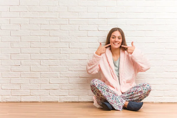 Mujer Joven Usando Sonrisas Pijama Señalando Boca —  Fotos de Stock