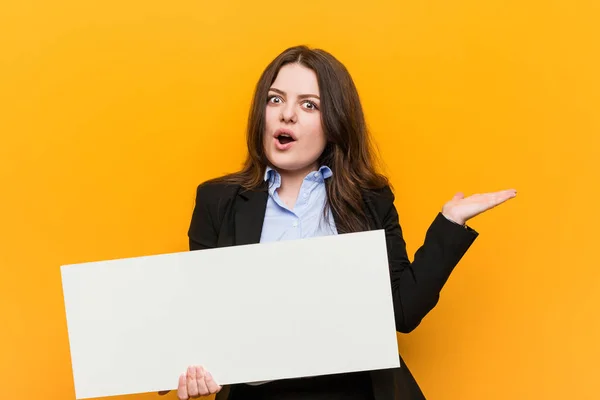 Jovem Mais Tamanho Mulher Curvilínea Segurando Cartaz Impressionado Segurando Espaço — Fotografia de Stock