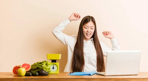 Jovem Nutricionista Chinesa Que Trabalha Com Seu Laptop Comemorando Dia — Fotografia de Stock