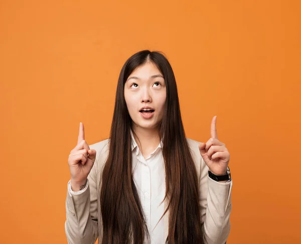 Young Business Kinesiska Kvinnan Pekar Upp Med Öppnad Mun — Stockfoto