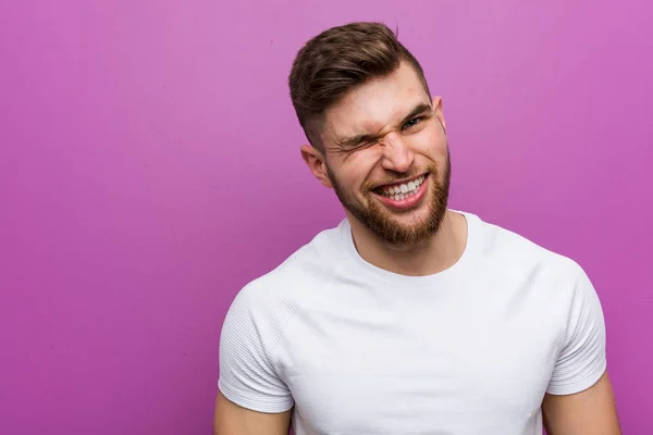 Genç Yakışıklı Beyaz Adam Göz Kırpıyor Komik Dost Canlısı Kaygısız — Stok fotoğraf