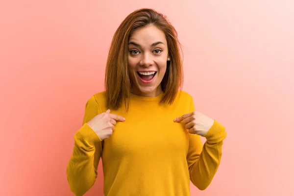 Junge Hübsche Junge Frau Überrascht Zeigt Auf Sich Selbst Und — Stockfoto