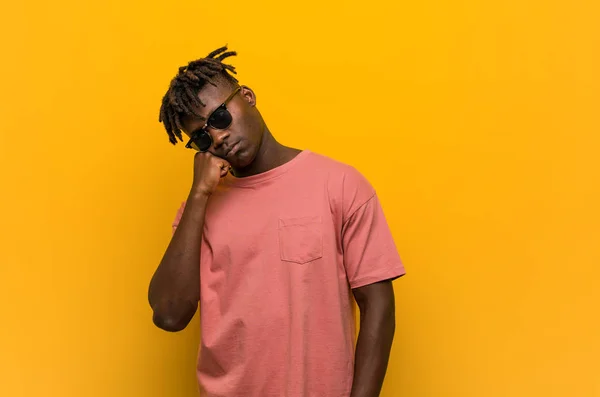 Joven Hombre Negro Casual Con Gafas Sol Que Siente Triste —  Fotos de Stock