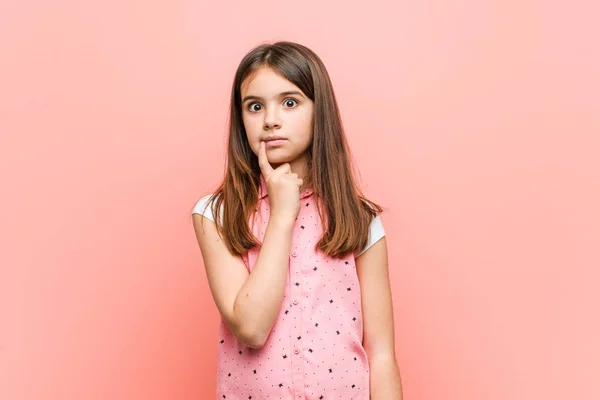 Menina Bonito Olhando Para Lados Com Expressão Duvidosa Cética — Fotografia de Stock