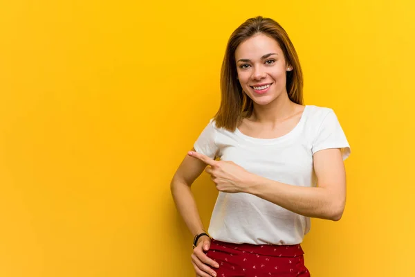 Giovane Donna Caucasica Naturale Sorridente Indicando Parte Mostrando Qualcosa Allo — Foto Stock