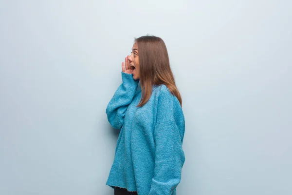 Jovem Mulher Bonita Vestindo Suéter Azul Sussurrando Fofoca Undertone — Fotografia de Stock
