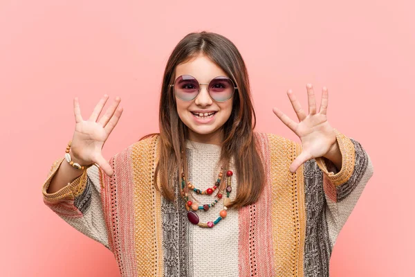 Little Hippie Girl Visar Nummer Tio Med Händerna — Stockfoto