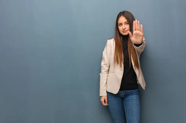 Jovem Mulher Negócios Colocando Mão Frente — Fotografia de Stock