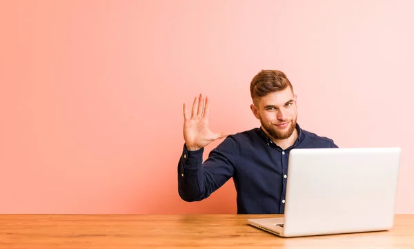 Joven Trabajando Con Portátil Sonriente Alegre Mostrando Número Cinco Con — Foto de Stock