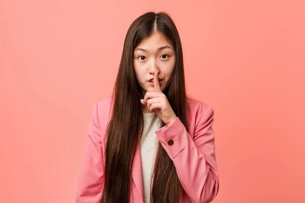 Joven Mujer China Negocios Vistiendo Traje Rosa Manteniendo Secreto Pidiendo —  Fotos de Stock