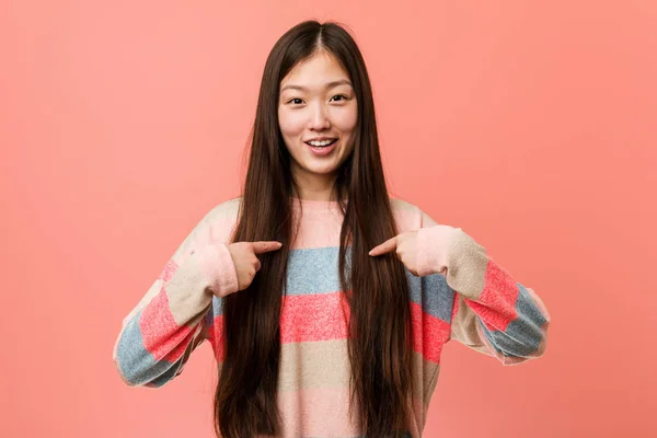 Jonge Koele Chinese Vrouw Verrast Wijzend Naar Zichzelf Glimlacht Breed — Stockfoto