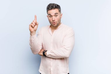 Genç yakışıklı serin adam bazı büyük bir fikir, yaratıcılık kavramı olan.