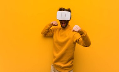 Sanal gerçeklik gözlüğü takan genç adam.