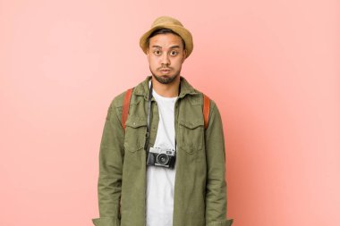 Genç filipinli gezgin adam yanakları darbeler, yorgun ifade vardır. Yüz ifadesi kavramı.