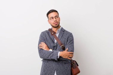 Tekrarlayan bir görev yorgun beyaz bir duvara karşı genç iş filipino adam.