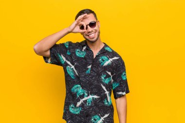 Genç filipinli adam yazlık giysiler giyen göz ok jest tutmak heyecanlı.