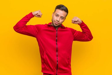 Genç filipinli fitness adam kolları ile güç jest gösteren, kadınsı güç sembolü