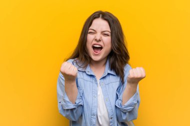 Genç kıvrımlı artı boyutu kadın kaygısız ve heyecanlı tezahürat. Zafer kavramı.