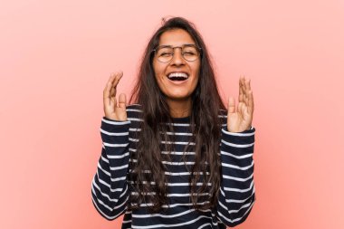 Genç entelektüel hintli kadın sevinçli çok gülüyor. Mutluluk kavramı.