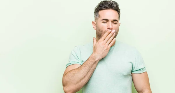 Joven Hombre Guapo Sobre Fondo Verde Bostezando Mostrando Gesto Cansado — Foto de Stock