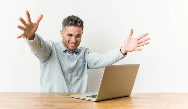 Jovem Homem Bonito Trabalhando Com Seu Laptop Sente Confiante Dando — Fotografia de Stock