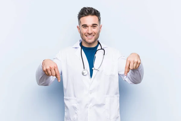 Jovem Médico Bonito Aponta Para Baixo Com Dedos Sensação Positiva — Fotografia de Stock