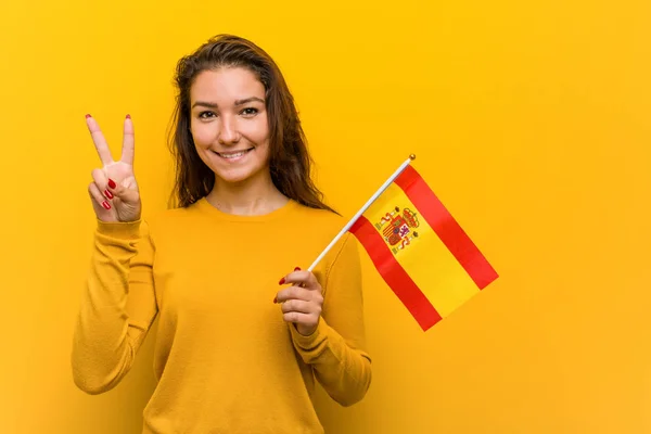 Junge Europäerin Mit Spanischer Fahne Die Die Nummer Zwei Mit — Stockfoto