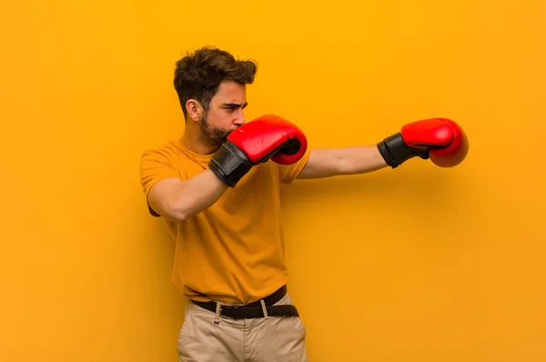 Junger Mann Trägt Boxhandschuhe — Stockfoto