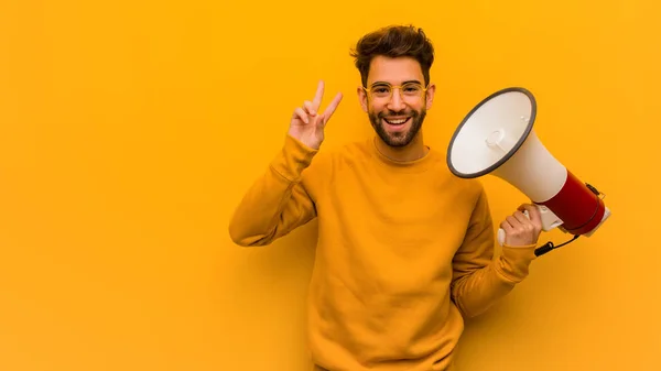 Ung Man Som Innehar Megafon Kul Och Lycklig Gör Gest — Stockfoto