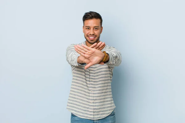 Joven Hombre Filipino Guapo Haciendo Gesto Negación — Foto de Stock