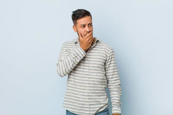 Joven Guapo Filipino Hombre Reflexivo Mirando Espacio Copia Que Cubre —  Fotos de Stock