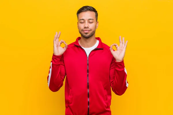 Jovem Filipino Fitness Homem Relaxa Depois Trabalho Duro Dia Ela — Fotografia de Stock