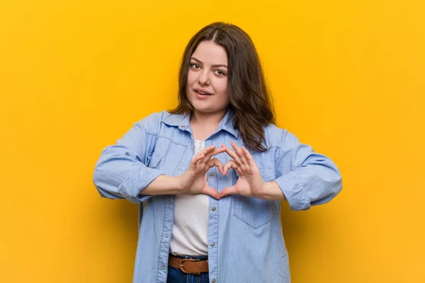 Jeune Femme Courbée Taille Souriante Montrant Une Forme Coeur Avec — Photo