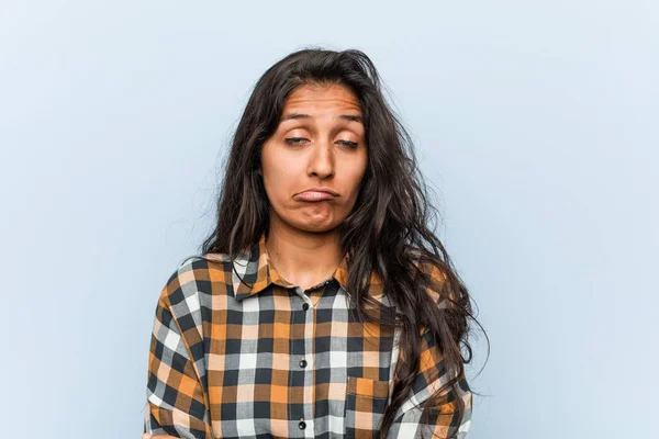 Mladá Chladná Indická Žena Nešťastně Vypadající Kameře Sarkastickým Výrazem — Stock fotografie