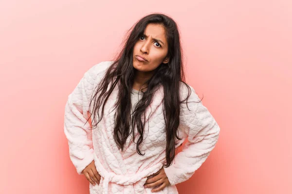Mladá Indická Žena Která Nosí Pyžama Někoho Velmi Rozzlobenou — Stock fotografie