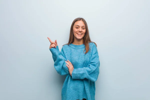 Jovem Mulher Bonita Vestindo Uma Camisola Azul Apontando Para Lado — Fotografia de Stock