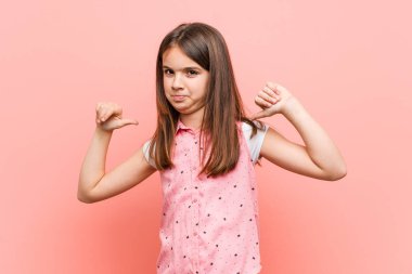 Sevimli küçük kız gurur ve kendinden emin hissediyor, örnek takip etmek.