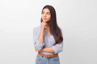 Genç güzel arap kadın şüpheli ve şüpheci ifade ile yan bakıyor.