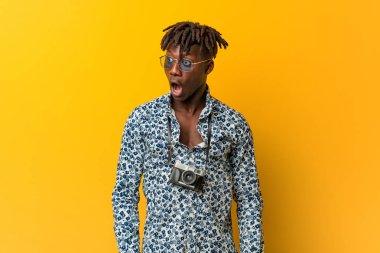 Genç siyah rasta adam o gördüğü bir şey nedeniyle şok oluyor bir tatil bakmak giyiyor.