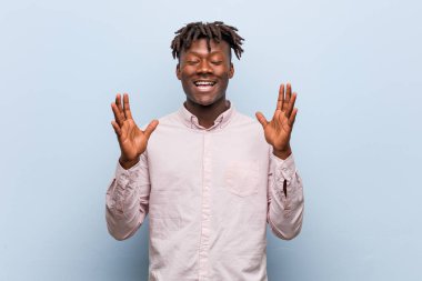 Genç iş afrikalı siyah adam neşeli çok gülüyor. Mutluluk kavramı.