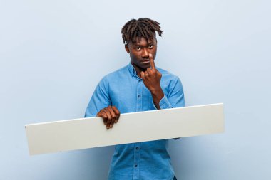 Genç rasta siyah adam size parmak ile işaret eden bir pankart tutan sanki davet yakın gelmek.