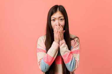 Genç serin Çinli kadın korkmuş ve korkmuş.