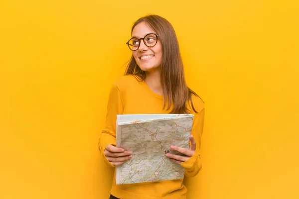 Joven Mujer Bastante Caucásica Sonriendo Confiada Cruzando Los Brazos Mirando —  Fotos de Stock