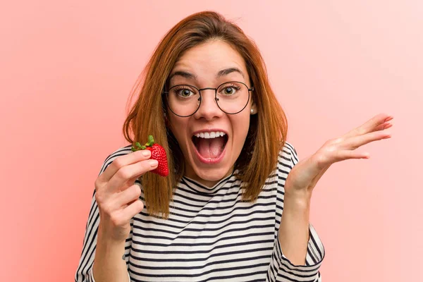 Mujer Joven Sosteniendo Una Fresa Celebrando Una Victoria Éxito —  Fotos de Stock