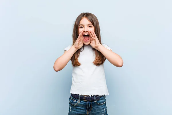 Menina Bonito Gritando Animado Para Frente — Fotografia de Stock