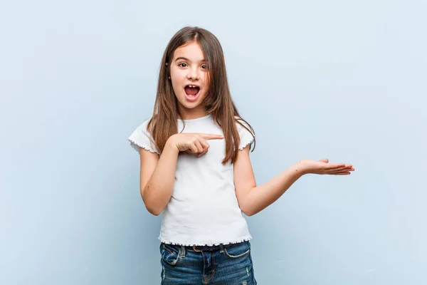 Cute Girl Excited Holding Copy Space Palm — Stock Photo, Image